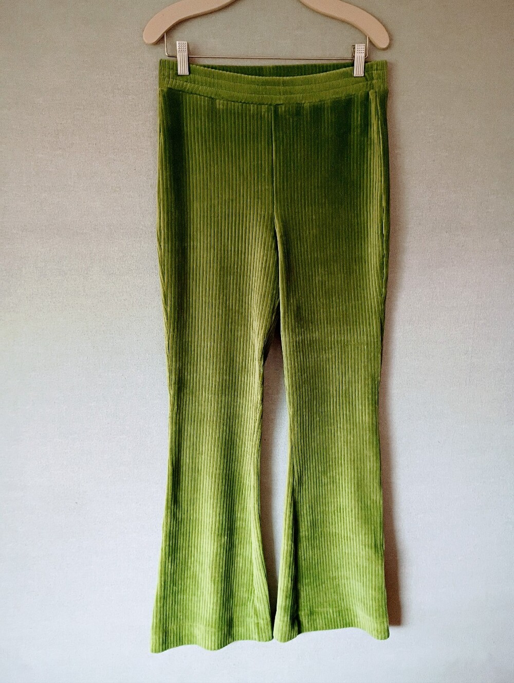 Lesley Evers Lori Leaf Green Stretch Ribbed Flared Pants NWT Size Medium